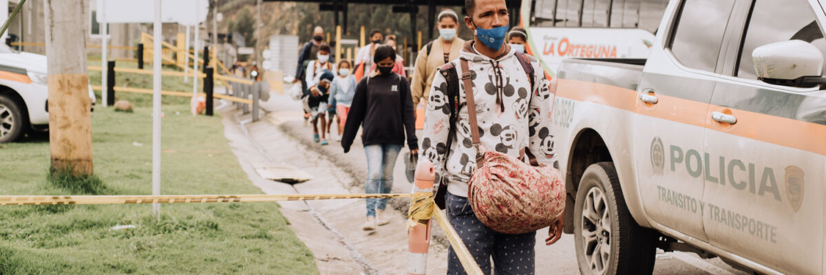 Personas caminando por carretera GIFMM - Doinmedia Fotografia - Photography