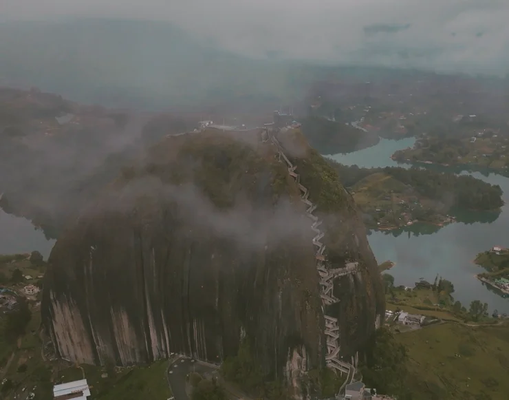 Guatape Colombia desde Drone - Sitio web Doinmedia