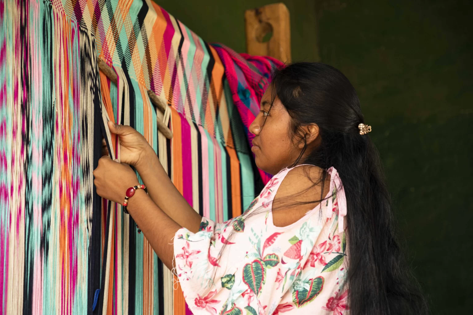 Mujer hilando - Fotografía Documental Fundación Alpina Servicios fotografía Doinmedia