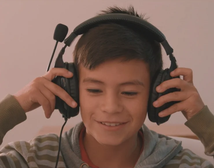 Niño con audífonos Sistema Audioclase - Sitio web Doinmedia