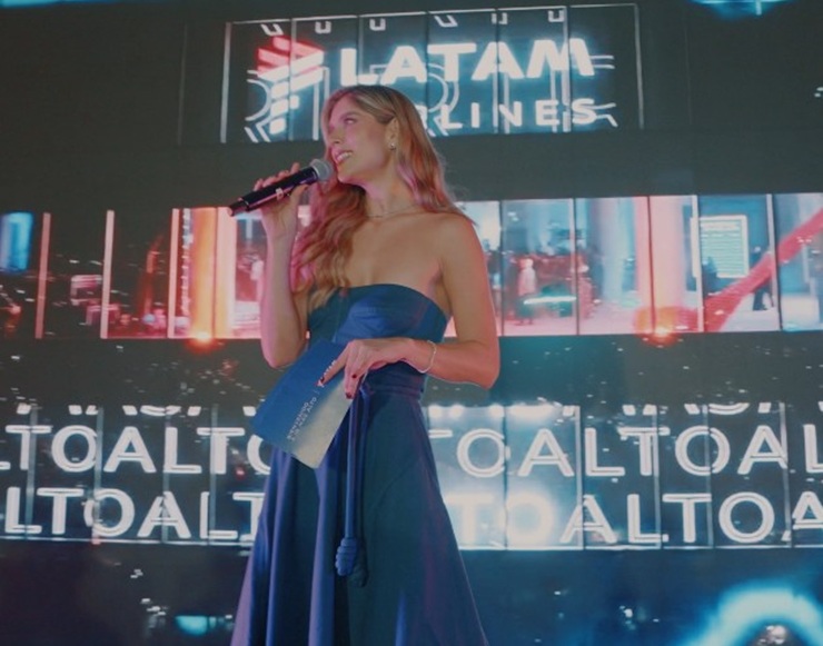 Laura Tobón en evento de LATAM, Bienvenido a ir más alto. Reel audiovisual Doinmedia 2026